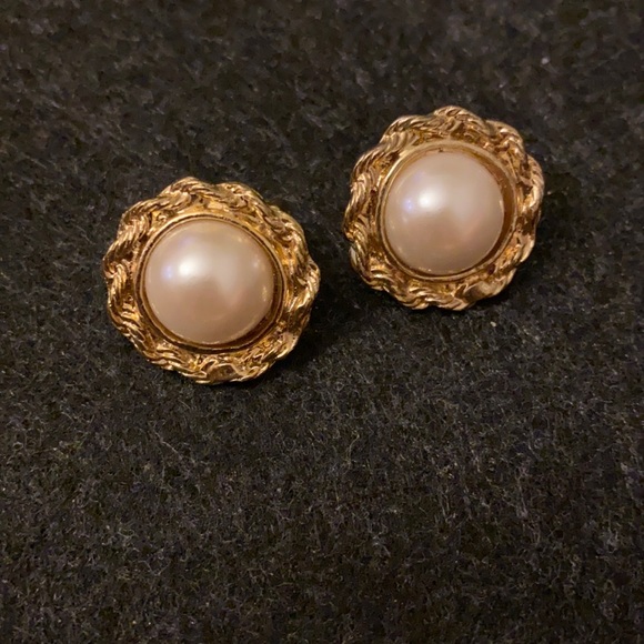 Vintage Gold faux pearl clip-on earrings - Picture 1 of 8